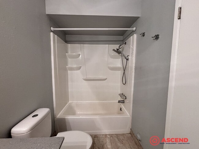 Building Photo - Cute 2 Bedroom Off Stockdale Hwy and California Ave!