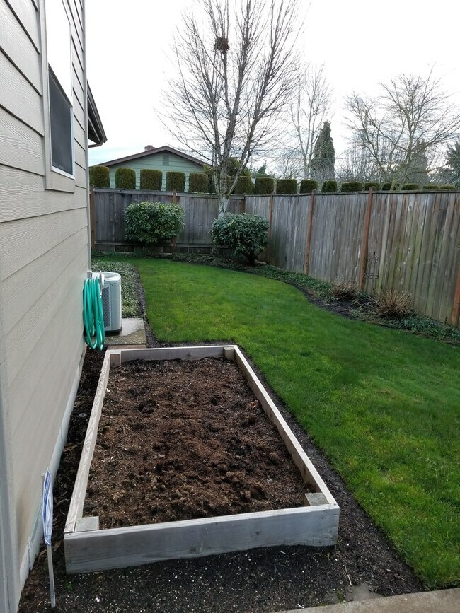 Building Photo - Make this house your home!