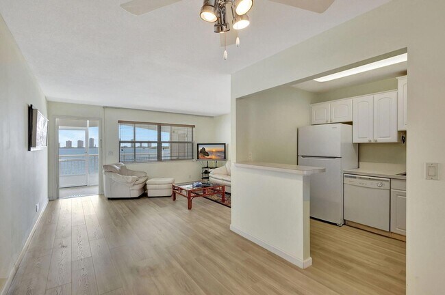 Building Photo - 100 Shore Ct