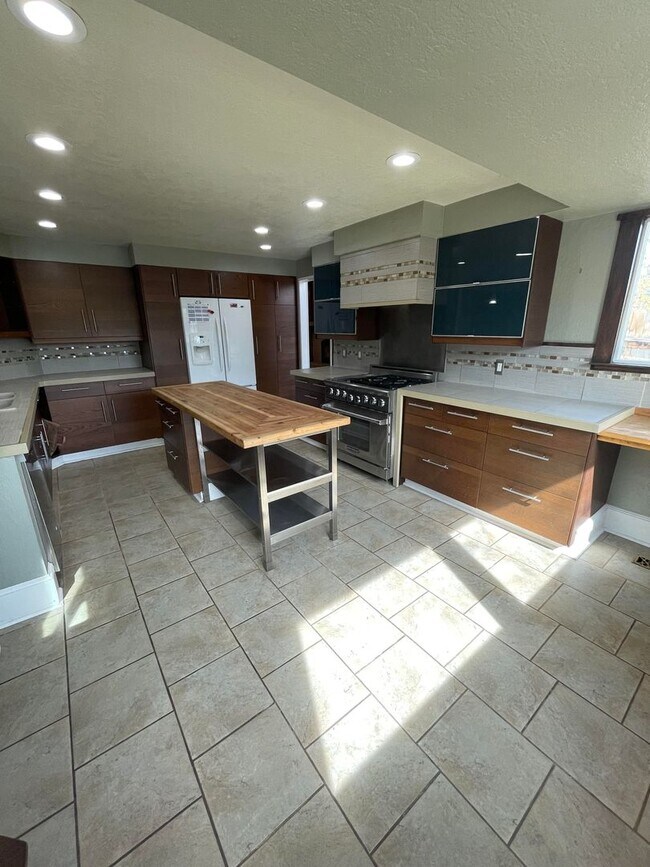 Building Photo - 4528 Whitney Cir