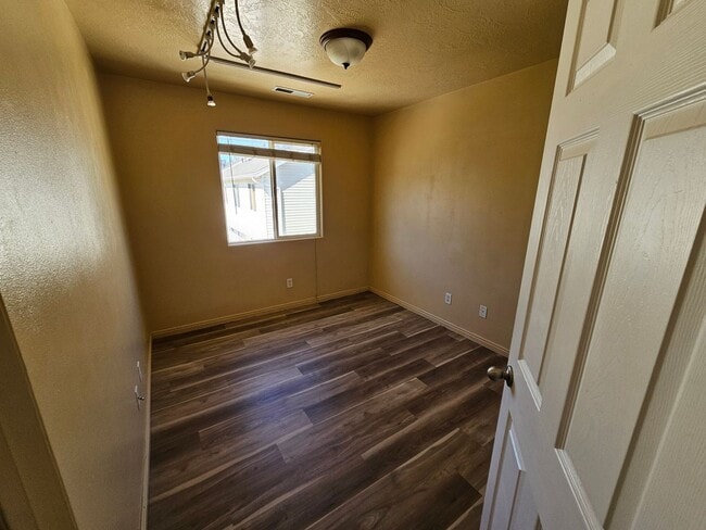 Building Photo - Cozy, Affordable Condo