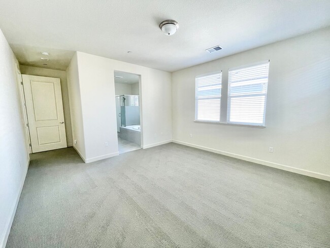 Building Photo - Beautiful 4 Bed 3 Bath Home in W Section Rohnert Park- $3,800 per month!