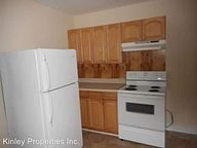 Building Photo - 2 Bedroom 1 Bathroom Duplex