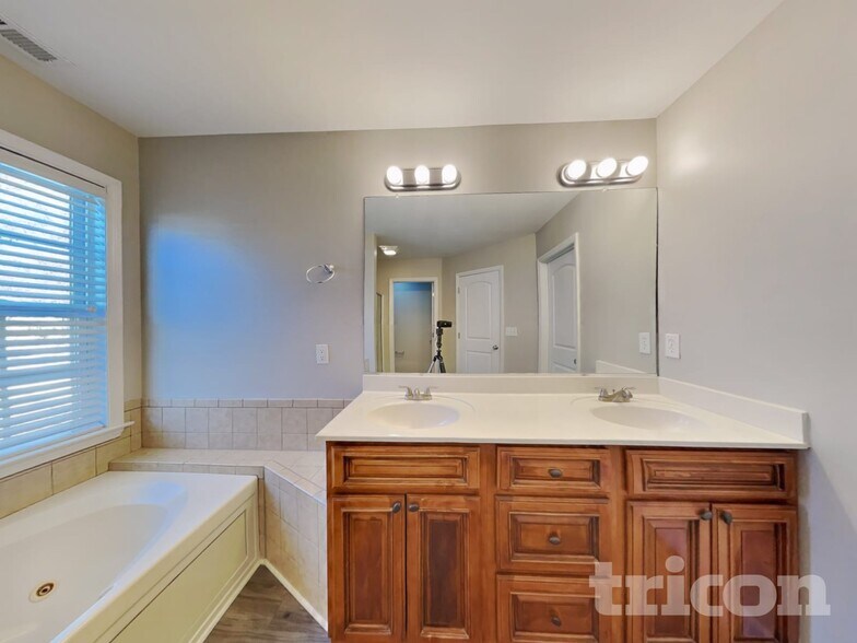 Building Photo - 114 Brighton Village Ln