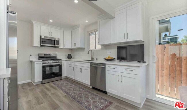 Building Photo - 817 N Kingsley Dr