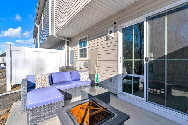 Building Photo - Modern 3BR, 2.5BA Townhouse in Walnut Hill Townes