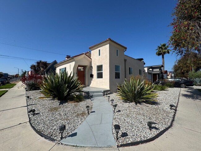 Primary Photo - Beautiful Freshly Renovated 2bd 2ba House