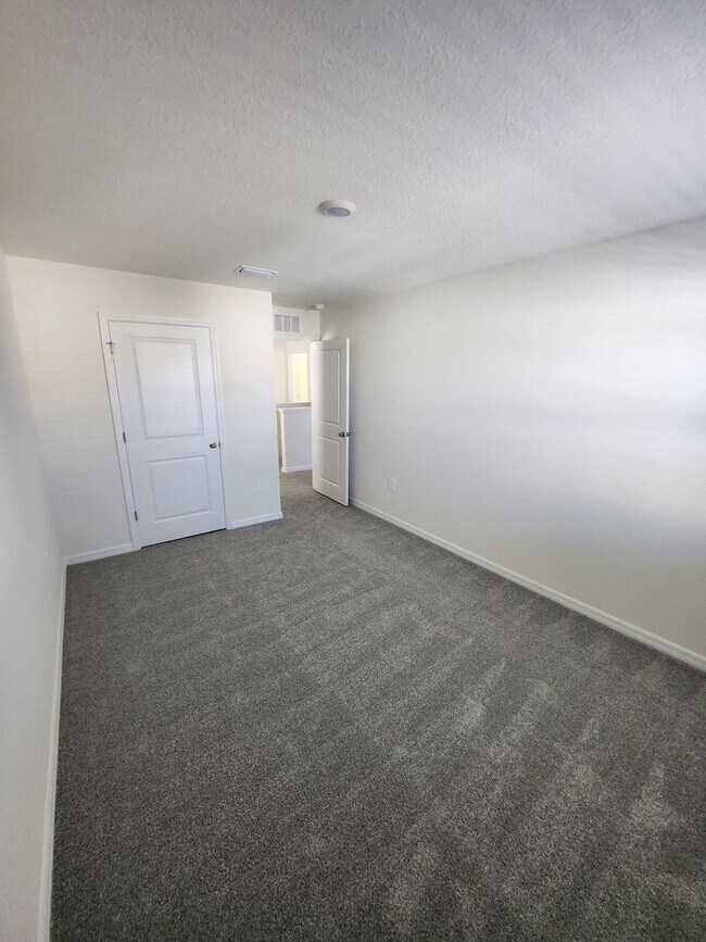 Building Photo - Spacious 4-Bedroom Modern Home in Oaks Preserve – Perfect Gainesville Location