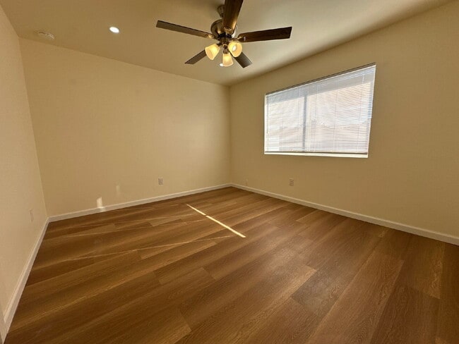 Building Photo - Single level 3BR, 2 BA, 2 car garage