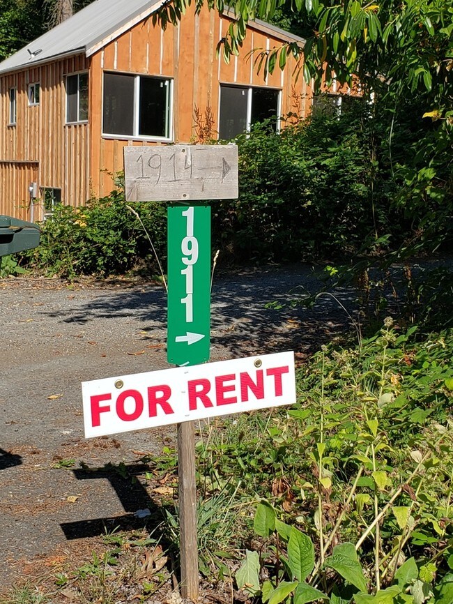 Building Photo - FIRNISHED Steilacoom 1bdr Apt w/ 1 car garage