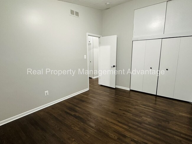 Building Photo - Oak Park Mid-Century Modern Beauty!