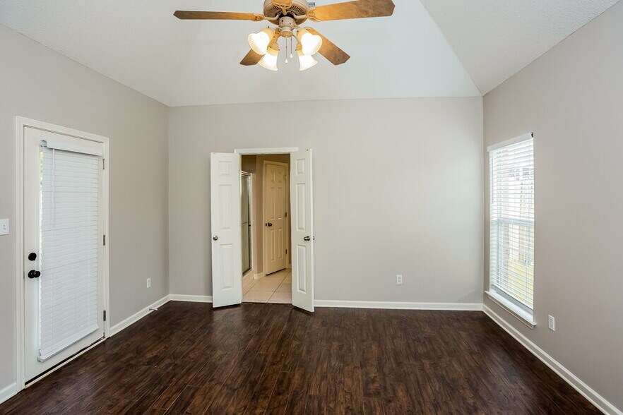 Building Photo - 610 Classic Dr N