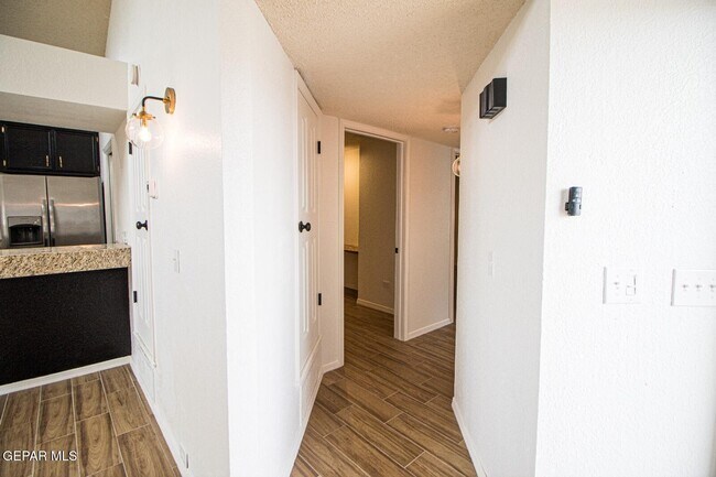 Building Photo - 6806 Ridgley Way