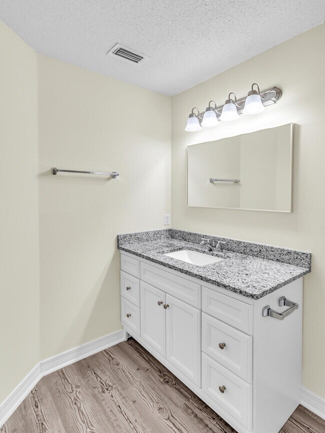 Building Photo - 2717 Bay Club Dr