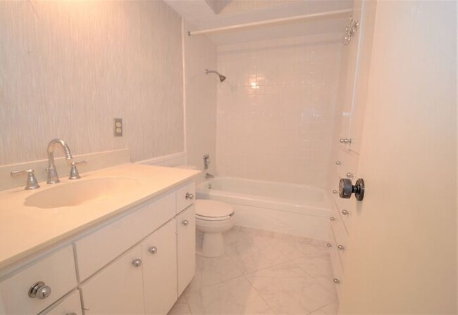 Building Photo - Tara Condos 2 Bed 1 Bath Apt NW 63rd & May...