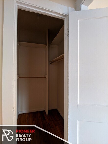 Building Photo - 953 W Cornelia Ave