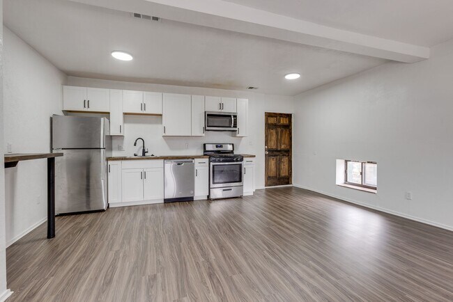 Building Photo - AVAILABLE AUGUST 2026 - Updated 2 Bedroom Apartment Located in the heart of a GREAT Neighborhood