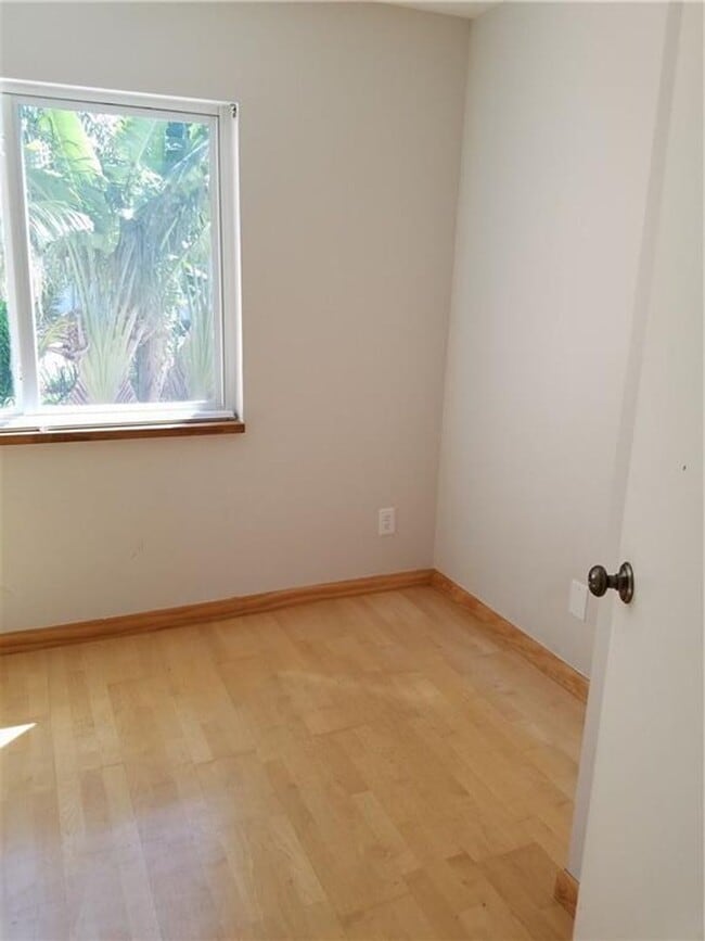 Building Photo - 1159 SE 6th Ct