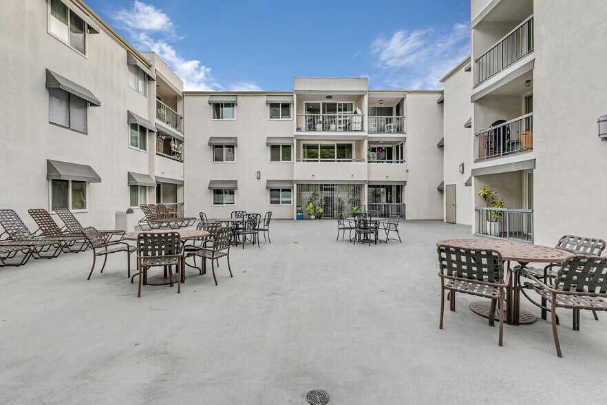 Building Photo - 8535 N West Knoll Dr