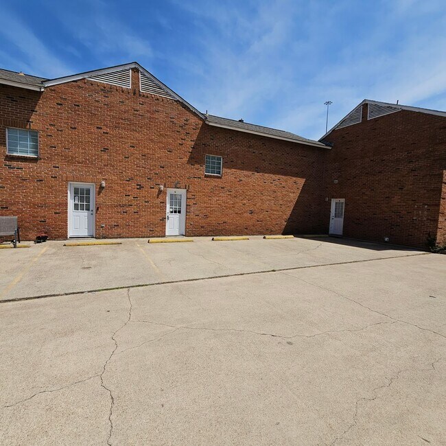 Building Photo - 1400 Darr St
