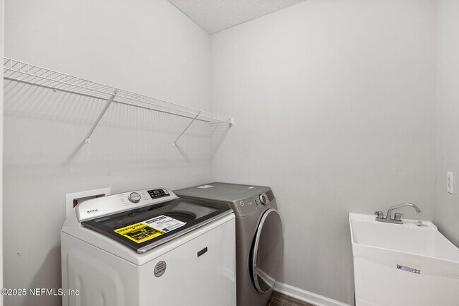 Building Photo - 92 Fernbrook Dr