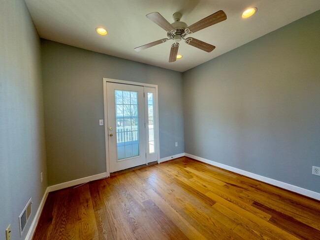 Building Photo - Spacious 3-Bedroom Townhome with Modern Am...