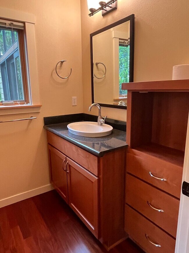 Building Photo - 3-Bedroom Condo in Cal Young