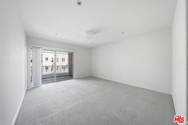 Building Photo - 4733 Elmwood Ave
