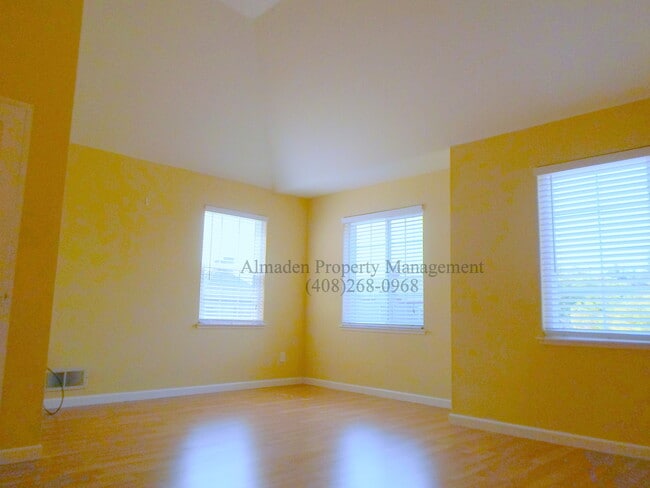 Building Photo - Great Location! Two Story Townhome in Berr...