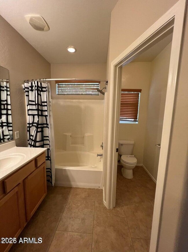 Building Photo - 714 W Spruell Ave