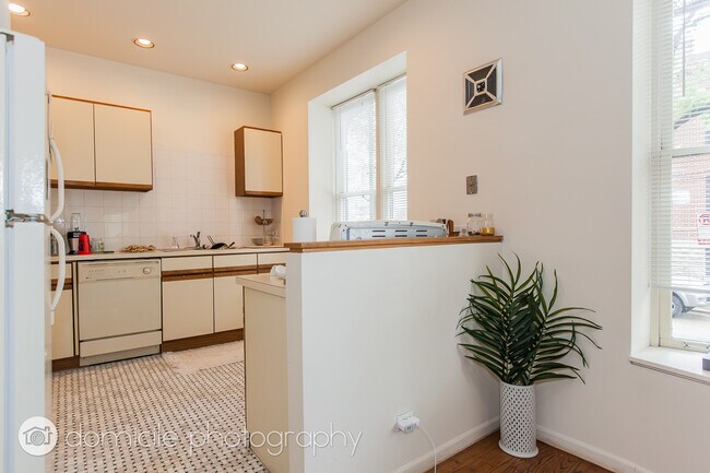 Building Photo - 1301 N Hoyne Ave