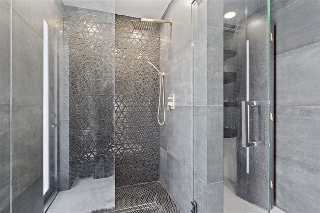 Building Photo - 585 Dolphin Ave SE