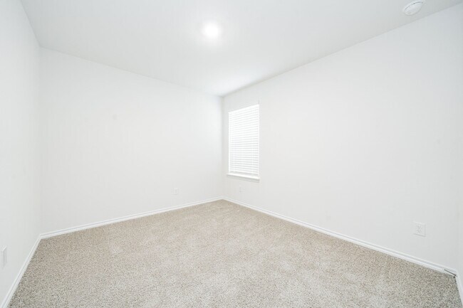 Building Photo - 2139 Thornton Dr