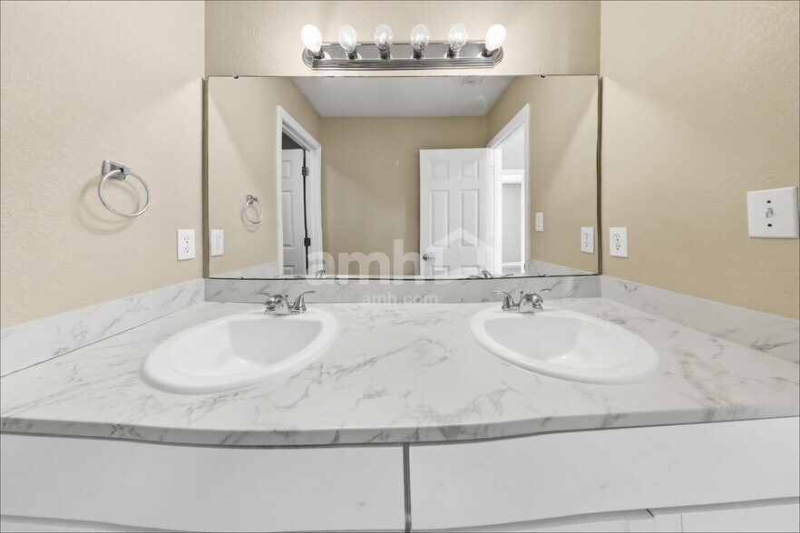 Building Photo - 9718 Treyburn Green Way