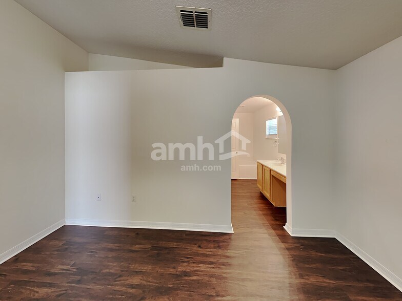 Building Photo - 5549 Shady Pine St S