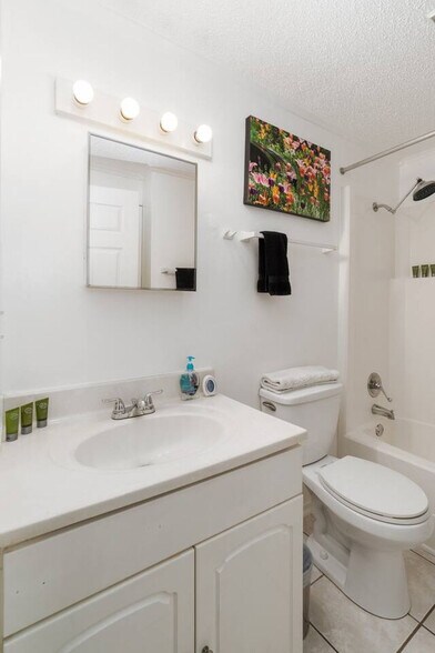 Building Photo - 2490 SW 14th Dr