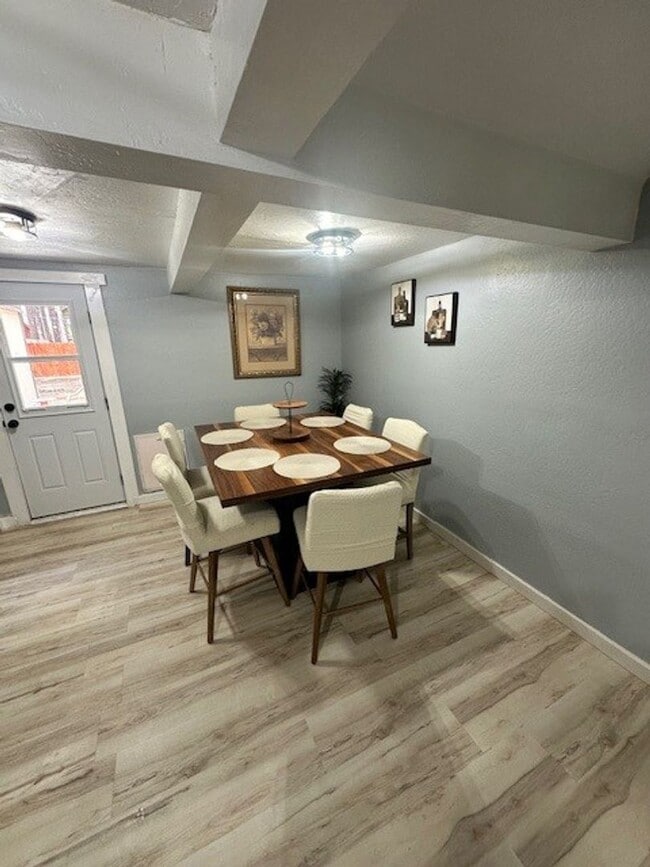 Building Photo - Nicely renovated 2Bd 2Ba house with large yard and pet friendly!! Available for a seasonal rental...