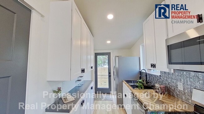 Building Photo - Freshly Renovated Minutes to downtown Wilmington dining, with off-street parking