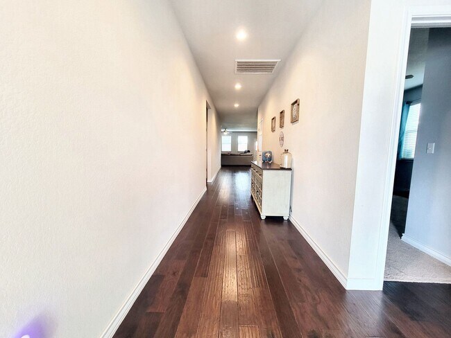 Building Photo - Beautiful 4 Bed / 2.5 Bath Home in Pfluger...