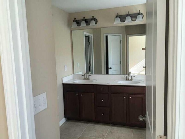 Building Photo - 921 Fawn Way