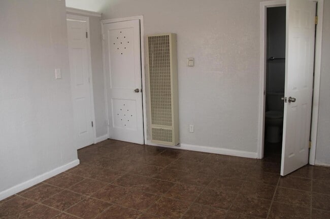 Building Photo - 8907 Old County Dr