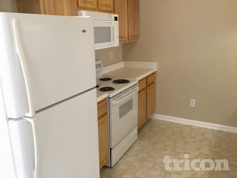 Building Photo - 6648 Hampton Way Dr