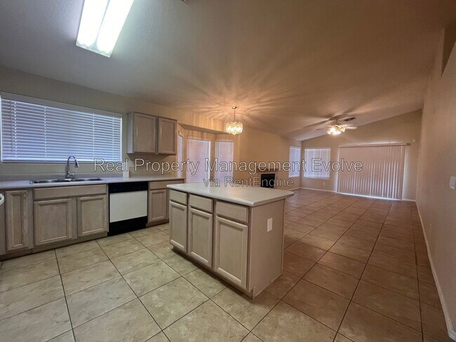 Building Photo - 2335 E Aire Libre Ave