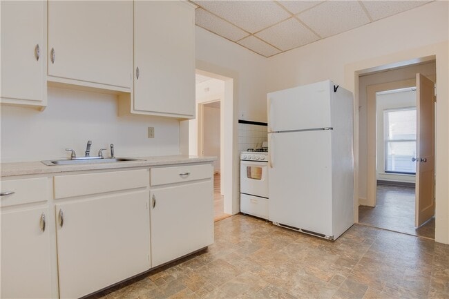 Building Photo - 4 Maple St