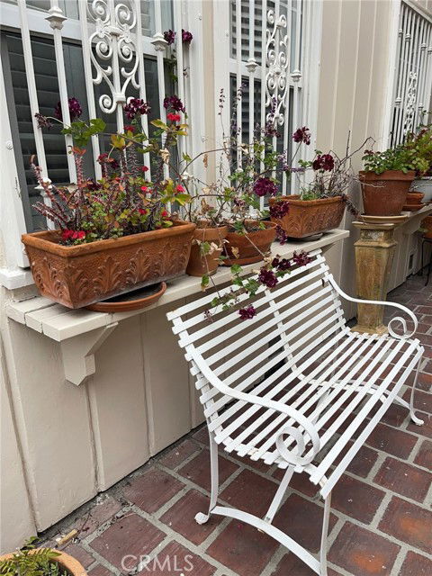 Building Photo - 135 1/2 Canon Drive Apt #135, Beverly Hills, CA 90212 - 2 BR 2 BA condo