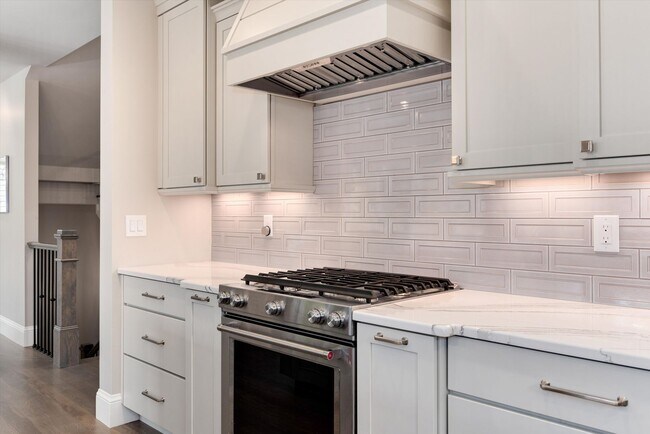 Building Photo - Furnished Home - Move in Ready!