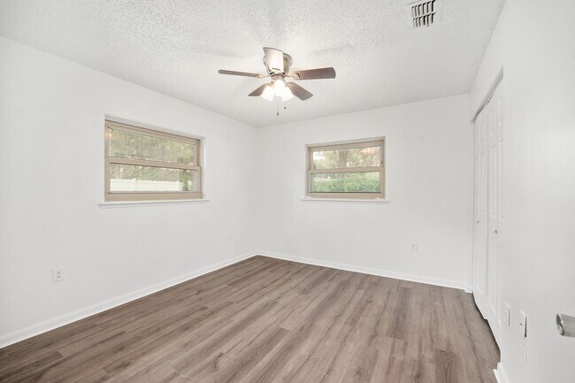 Building Photo - Spacious 3-Bedroom Home with Fireplace, Split Floor Plan & Screened Lanai in Southeast Ocala!