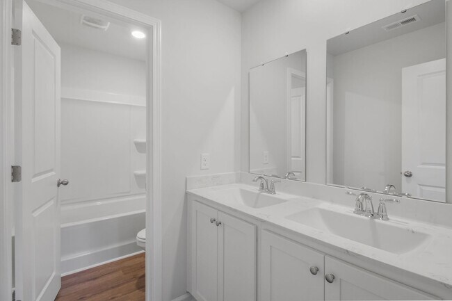 Building Photo - Gorgeous Newer Construction In Sneads Ferry!!