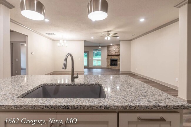 Building Photo - 1682 N Gregory Dr