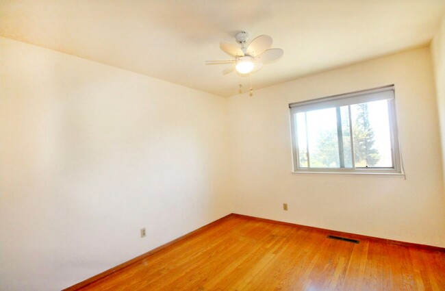 Building Photo - Sunny 3bed/2.5 bath + office space in Mont...